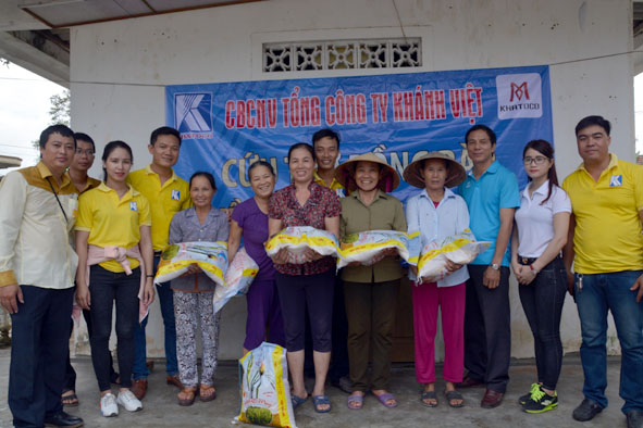 Tổng công ty Khánh Việt hỗ trợ đồng bào bị lũ lụt miền Trung 30 tấn gạo